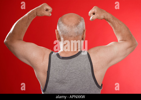 Älterer Mann verbiegen Muskeln (Rückansicht) Stockfoto