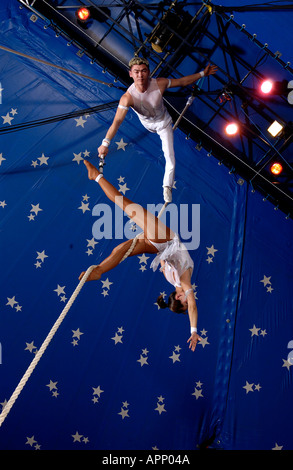 Zirkus-Akrobaten, die Durchführung im Zirkuszelt Stockfoto