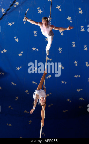 Zirkus-Akrobaten, die Durchführung im Zirkuszelt Stockfoto