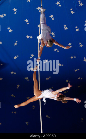 Zirkus-Akrobaten, die Durchführung im Zirkuszelt Stockfoto