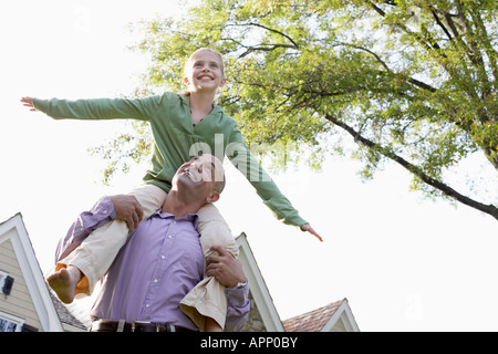 Vater mit Tochter (10-11) auf den Schultern (Low Angle View), Chatham, New Jersey, USA Stockfoto