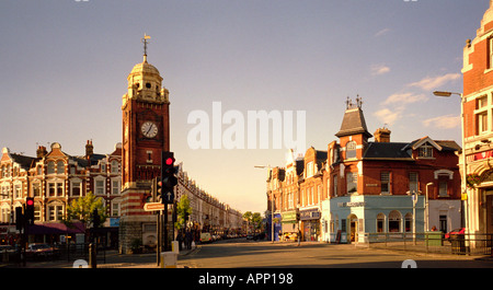 Blick auf den Uhrturm in Crouch End Broadway North London England UK Stockfoto