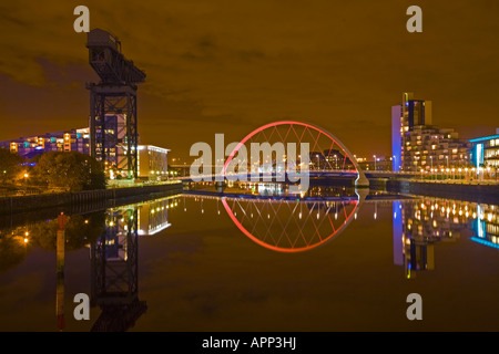 Glasgow Bogen Brücke über den River Clyde von Govan am Südufer, Facharbeiter im Norden. Stockfoto