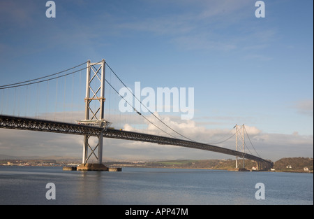 Forth Road Bridge über den Firth von weiter aus South Queensferry, North Queensferry in der Nähe von Edinburgh Lothian Schottland Ansicht Nord Stockfoto