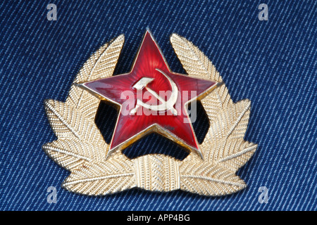 Sowjetische militärische Emblem mit rotem Stern, Hammer und Sichel Stockfoto