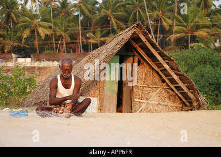 FISCHER ARBEITET AN SEINEM NETZ Stockfoto