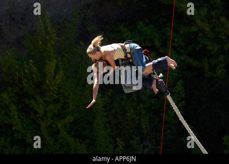 Zwei Mädchen-Bungee-Jumping im Tandem von der A J Hackett Brücke über dem Kawarau River in Queenstown, Südinsel, Neuseeland. Stockfoto