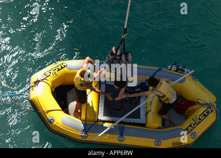 Zwei Mädchen-Bungee-Jumping im Tandem von der Kawarau Brücke über in Queenstown in Boot am Ende ihren Sprung geholfen Stockfoto