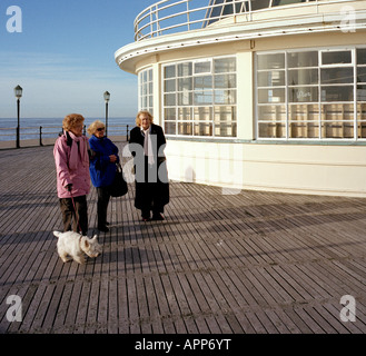 Drei ältere Frauen spazieren Worthing Pier West Sussex England UK Stockfoto