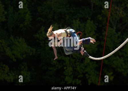 Zwei Mädchen-Bungee-Jumping im Tandem von der A J Hackett Brücke über dem Kawarau River in Queenstown, Südinsel, Neuseeland. Stockfoto