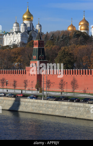 Architektur der Stadt, Blick auf roten Mauer des Kremls vom Ufer der Moskwa, Moskau, Russland Stockfoto