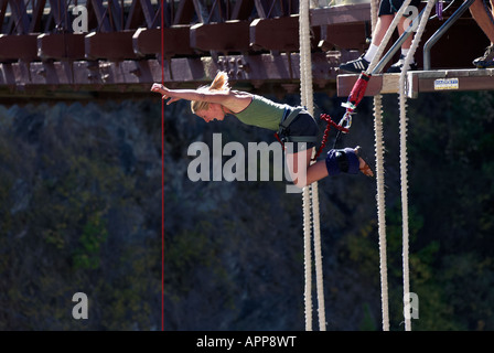 Eine Frau-Bungee-Jumping von der A J Hackett Brücke über dem Kawarau River in Queenstown, Südinsel, Neuseeland. Stockfoto