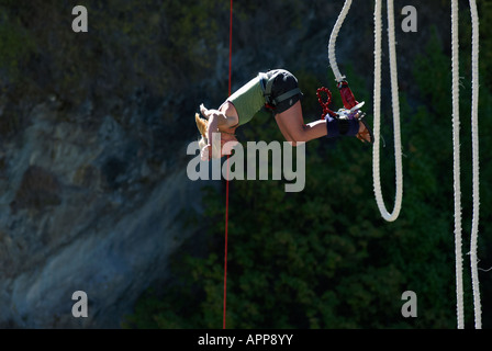 Eine Frau-Bungee-Jumping von der A J Hackett Brücke über dem Kawarau River in Queenstown, Südinsel, Neuseeland. Stockfoto