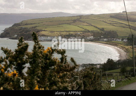 Die Antrim Coast Road gilt als eine der großen Touristenrouten der Welt.[1] dieser Teil der Straße hat einen dramatischen Anstieg des Verkehrs in gesehen Stockfoto