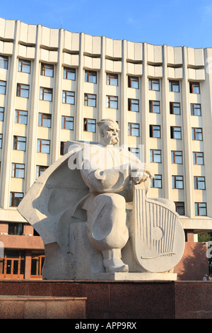 Moderne Skulptur vor Staatsverwaltung, Ivano Frankivsk, Ukraine, Ivano-Frankivsk Oblast (Provinz) Stockfoto