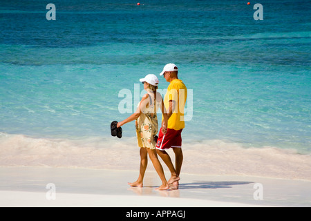Älteres Paar im Urlaub am Strand Stockfoto