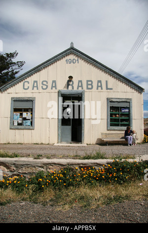 20. Oktober 2007 Mutter und Sohn außerhalb Casa Rabal Gemischtwarenladen Camarones Chubut Patagonien Argentinien Stockfoto