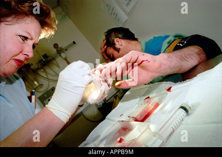 Eine Krankenschwester behandelt ein Patient in einer Notfallambulanz Stockfoto