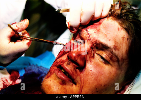 Ein Arzt behandelt eine Patientin in einer Notfallambulanz Stockfoto