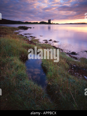 Auf der Suche zu Castle Stalker aus Salinen am Ufer des Loch Linnhe, Appin, Argyll, Schottland, Großbritannien. Stockfoto