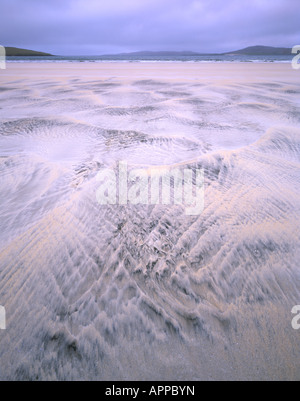 Sand Muster am Strand mit Blick auf z. Seilebost Stockfoto