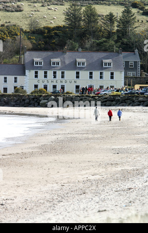 Die Antrim Coast Road gilt als eine der großen Touristenrouten der Welt.[1] dieser Teil der Straße hat einen dramatischen Anstieg des Verkehrs in gesehen Stockfoto