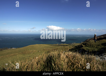 Die Antrim Coast Road gilt als eine der großen Touristenrouten der Welt.[1] dieser Teil der Straße hat einen dramatischen Anstieg des Verkehrs in gesehen Stockfoto