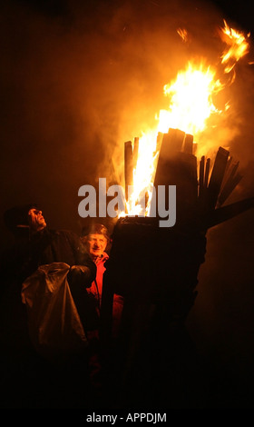 Dem Ausbrennen der feierlichen Clavie in Burghead, Schottland, am 11. Januar feiert die ursprüngliche Hogmanay (Silvester) Stockfoto