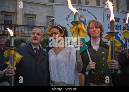 Menschen, die die olympischer Fackeln in London für die globale Menschenrechte Torch Relay, forderten China die Olympischen Spiele zu verlieren. Stockfoto