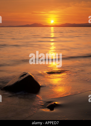 Sonnenuntergang über Tremadog Bucht vom Strand an der Westküste. Llanfair Gwynedd North Wales UK Großbritannien Stockfoto