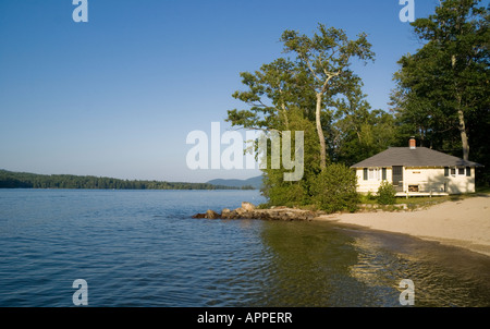 Haus am Rand des Squam Lake in New Hampshire Stockfoto