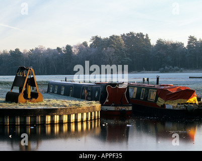 Narrowboats vor Anker am Basingstoke Canal nahe dem Zentrum an einem frostigen Morgen Mytchett Surrey England UK Großbritannien Stockfoto