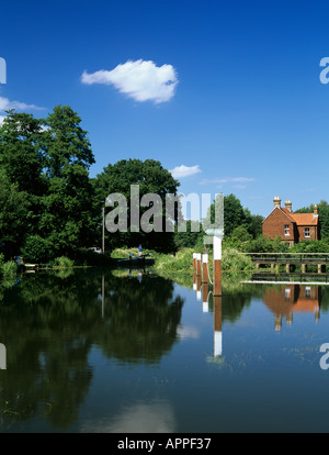 Fluß Wey und Wey Navigation vor Walsham Toren sperren Ripley Surrey England UK Stockfoto