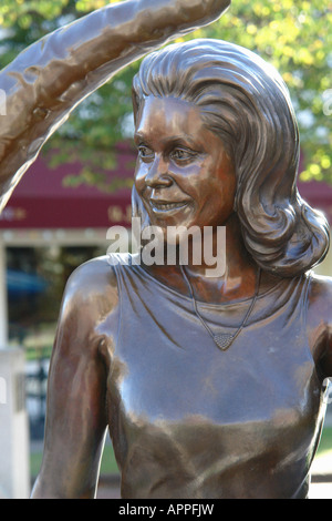 Statue von Elizabeth Montgomery als Samantha Stephens in der amerikanischen Fernsehserie verliebt in eine Hexe Salem Massachusetts, USA Stockfoto