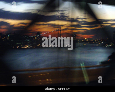 Städtisches Motiv von der Manhattan und die Brooklyn Bridge in New York City von der Williamsburg Brücke bei Sonnenuntergang textfreiraum aus gesehen Stockfoto