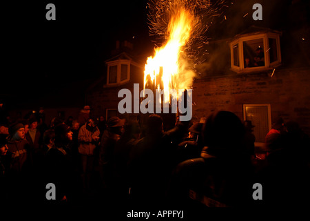 Dem Ausbrennen der feierlichen Clavie in Burghead, Schottland, am 11. Januar feiert die ursprüngliche Hogmanay (Silvester) Stockfoto