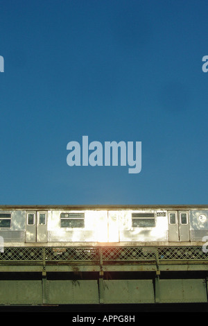 Städtisches Motiv eines erhöhten MTA U-Bahn-Zuges in Brooklyn New York City USA Stockfoto