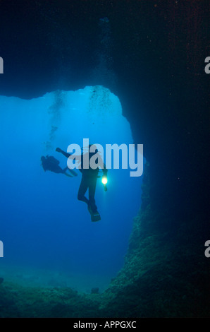 Zwei Taucher im Eingang Silhouette betrachten aus Unterwasser Höhle Stockfoto