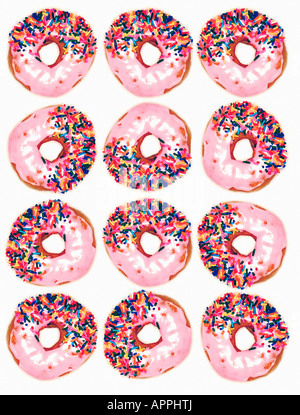 Stillleben mit rosa matt ein Dutzend Donuts mit bunten Streuseln auf weißem Hintergrund Stockfoto