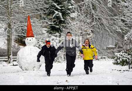 Kinder, die Spaß im Schnee in der Nähe von Ballater, Aberdeenshire, Schottland, UK Stockfoto