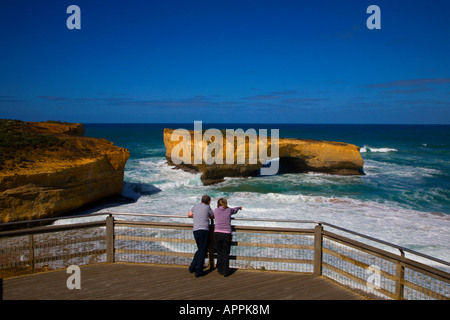 Paar an der London Bridge Sicht Great Ocean Road Victoria Australia Stockfoto