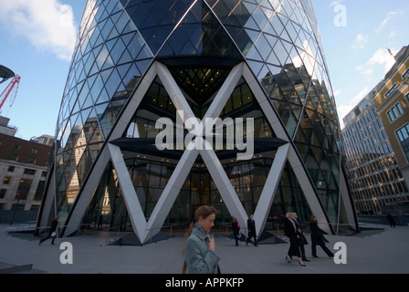 Stadtarbeiter gehen Vergangenheit die Front Eingang 30 St Mary Axe in der City of London. Stockfoto