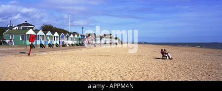 Sandy Beach und Strandhütten in Southwold, Suffolk, UK Stockfoto