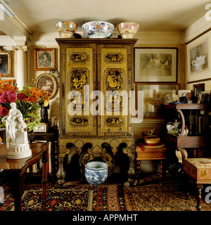Chinesische Schalen auf antiken Schrank im traditionellen Landhausstil cottage Stockfoto