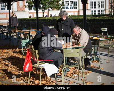 Vier Männer spielen Schach in der späten Herbstsonne im Jardin du Luxembourg City Park in Paris Frankreich Europa Stockfoto