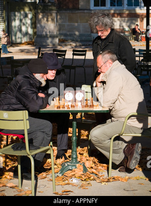 Spiel Schach im Jardin du Luxembourg City Park in Paris, Frankreich, Europa Stockfoto