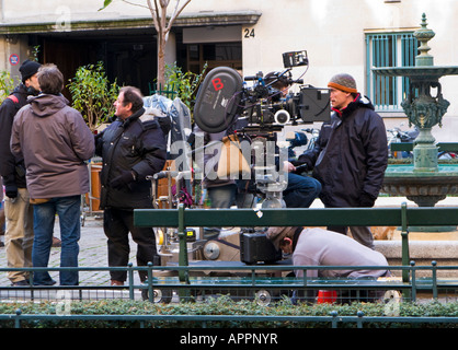 Film-Crew, die Dreharbeiten vor Ort in den Straßen von Paris, Frankreich, Europa Stockfoto