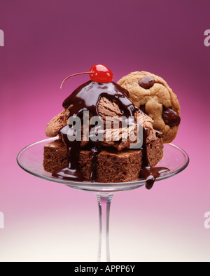 chocolate Chip Cookie Brownie Eis-Sahne-Sauce mit Kirsche Stockfoto