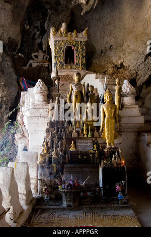 Buddhistischen Schrein innen als Ting Pak Ou Höhlen an den Ufern des Mekong, Laos. Stockfoto