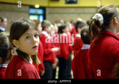 Schüler Kinder Kinder Schüler Montage stehend Stand Schule Englisch britischen Schulbildung Farbe Farbe innen horizontal Stockfoto